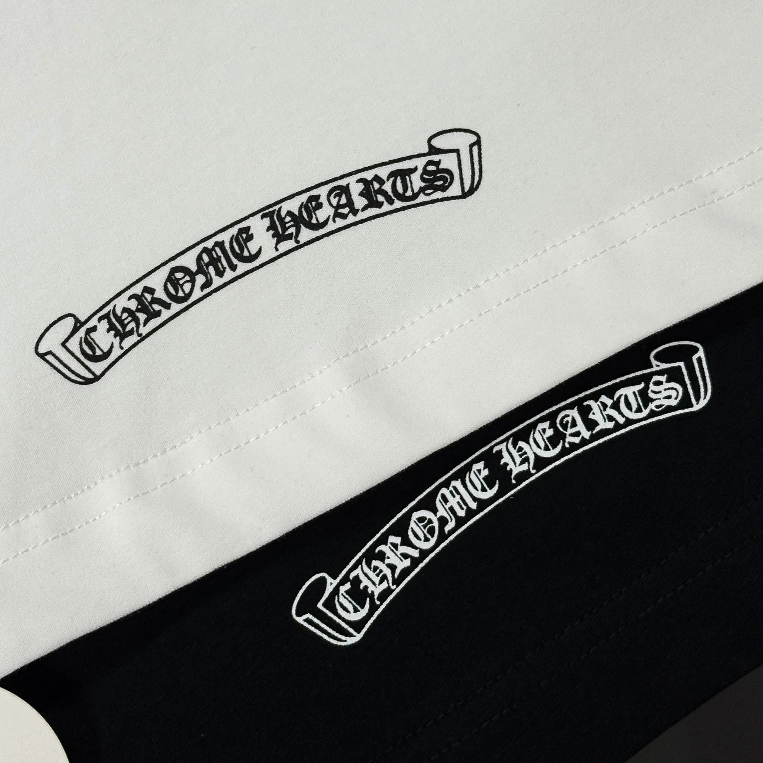 P170 Chrome Hearts 25 high-end versions. The fabric is made of 300 grams of high-density pure cotton. It does not deform or shrink. It has three labels. It is the same style for men and women. Technology: suede foaming + digital printing. Color: white, black. SIZE: S-XL.